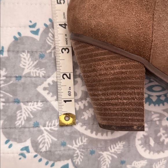 Vince Camino Helen Booties Size 7.5 Brownish Taupe Suede. - Picture 6 of 6